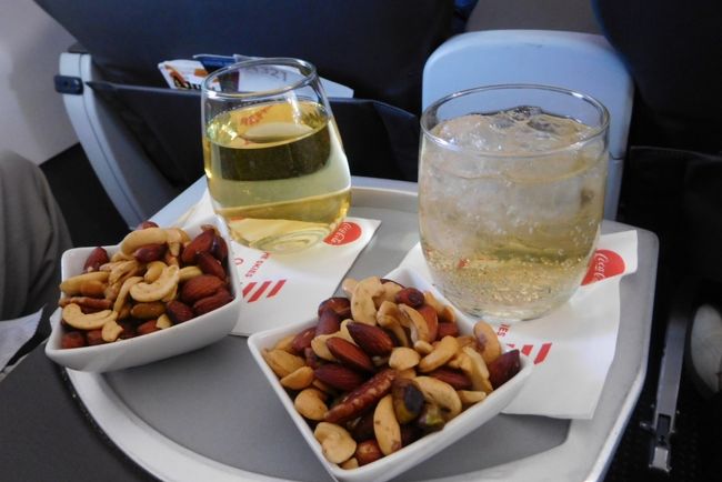 機内ではウェルカムドリンク。<br />夫は白ワイン、私はジンジャーエール。<br /><br />