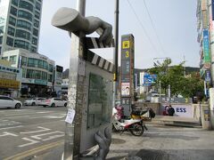 地下鉄西面駅からチャガルチ駅に移動して来ました。

３番出口からすぐ近くのバス停からバスに乗って甘川洞文化村に行く為です。