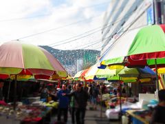 魚市場、刺身店通りを冷かしながらぶらぶらする。