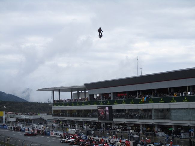 これがまたけっこう長く飛び回るのだよな（笑）。