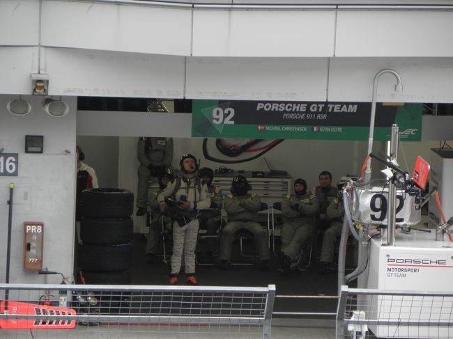 長い６時間のレースなので、のんびり観ていきましょう。<br /><br />ピットクルーもこういう様子。