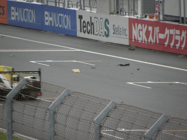 メインストレートでタイヤがバーストしたマシンがあり、デブリが散乱し、セーフティカーが入る。