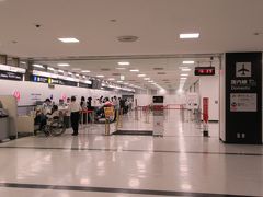 成田国際空港ターミナル2　一旦荷物をピックアップして国内線に移動。再び荷物を預ける。
