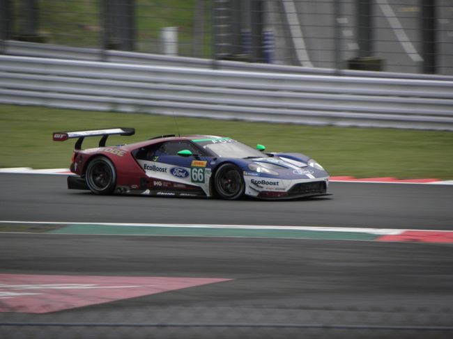 コカコーラコーナーから１００Ｒに向かうフォード。