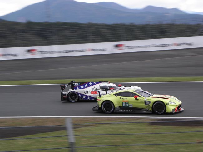 ＧＴマシンをプロトタイプマシンが追い抜いていく。