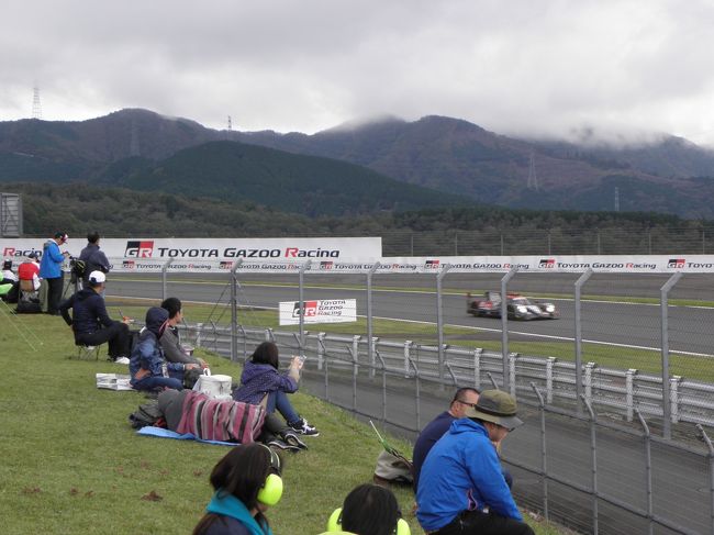 芝生に座って、周囲を旋回していくマシンを観ることができる１００Ｒ。