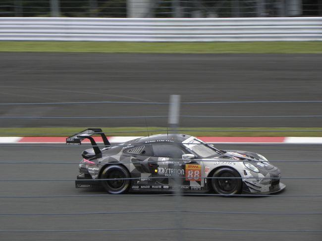 ＬＭＧＴＥアマクラスのトップ（オレンジのライト１個）のポルシェ８８号車。