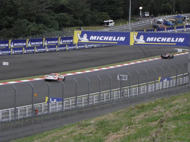 全開の３００Ｒから、ミシュランを目印に急減速してシケインに入っていく。