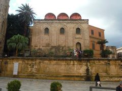 サンカタルド教会は１２世紀ノルマンの建築にもかかわらず、３つのイスラム風赤いドームがありイスラム文化が根づいていたことを表しています。