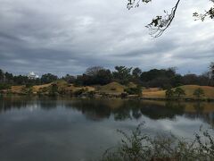 「水前寺成趣園」と言うのが正式名のようです。
東海道五十三次を模したと言われています。