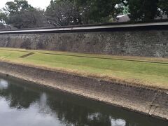 熊本城長塀。
地元のボランティアの方が説明をして下さいます。
