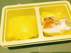 ホテルに戻って、のんびり食べた。
やっぱり美味しいマンゴーパンケーキ。
神様、シグネチャのドリアンパンケーキを注文する勇気をください。

ちなみにホテルのロビーでコーヒー・紅茶は無料でいただけます。アジアにはこの手のサービスが多くて、ありがたいです。

初日はこれで終了です。