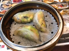 朝ごはんは軽く飲茶。
これは新商品マークのついてた、ズッキーニときくらげの点心。意外にも？ごま油とニンニクの風味が効いていて、おいしい。