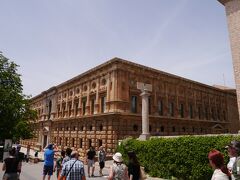 カルロス5世宮殿。