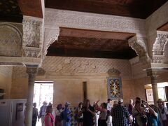 まず、入ったのはメスアール宮。裁きの部屋とも呼ばれている。
王宮の中で最初に建てられた部分で、行政と司法の機関だった。
壁はモザイクタイルで飾られている。

