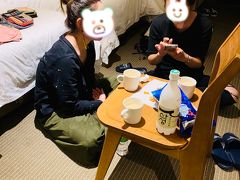 ホテルに帰ってから、昨日酒屋さんで買ってあったマッコリで飲み直し。

釜山観光ホテルには椅子が１つしかなく、、なのでこんな光景にw