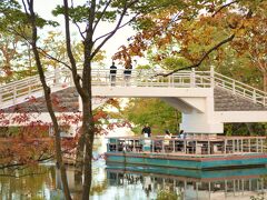 おや、不思議なボート、と思ったら、
湖畔にあるレストラン、
ターブル・ドゥ・リバージュの
湖上テラスボートですって。
ゆっくりと湖面を回遊してもらえます。
ちょっとザンベジ川クルーズっぽいけど、
ワニやカバは出てきません･･･でしょうね。