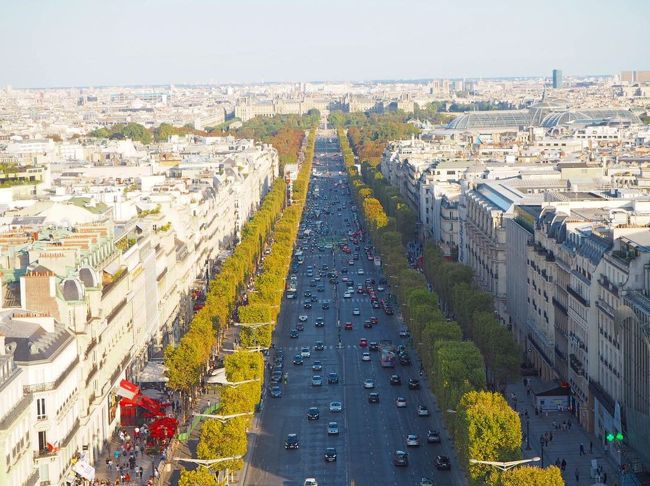 凱旋門の上からみたシャンゼリゼ通り。凱旋門の上はパリが一望できるのでおすすめです。