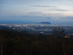 大沼に来る時に見た城岱牧場展望台AGAIN。

海に浮かんでいる明かりは何なのでしょうね。