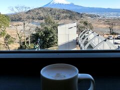 途中のＳＡ内にあるタリーズにて。
カウンター席からは、目の前に富士山が一望。
ちなみに全席禁煙。