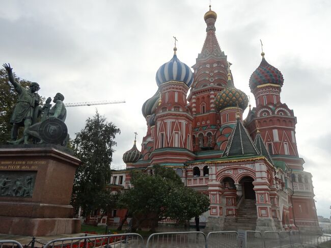 無事通過<br />ツアーだったら添乗員さん必死だなロシアに来て赤の広場入れなかったらどうするんだろう、ワシは旅慣れてるからアンタより知っとるんじゃとキレてた爺さん、帰国便の中でもずっと文句言ってる婆さん、男より女添乗員を攻撃する傾向。ツアー観察してると新人添乗員が入って来ないのも分かる。本当大変そう。