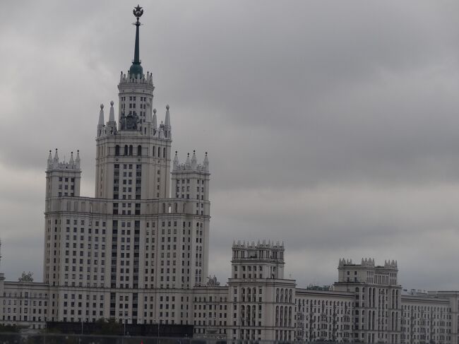 東側対岸にはセブンシスターズと呼ばれるスターリン様式ビルの１つ芸術家アパート。かつて芸術家多く住んでいました。今でも住居として使われています。去年見たバッファローダウンタウンの市庁舎を思い出しました。人は住んでいるものの廃墟も時間の問題ぽい