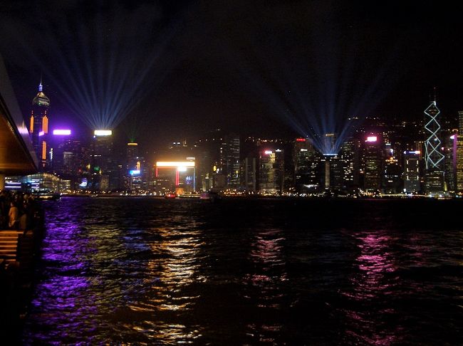 2018.10.19(金)<br />羽田10:35発 キャセイパシフィック航空543便。ビデオが時々故障しました。<br />香港へ若干遅れて到着。現地ガイドは呉さん。50代の男性。<br />香港の夜景観賞は、予想通り。シンフォニー・オブ・ライツ(写真)は遅れて到着したので、最後の2～3分だけ見学。「光の量が減ったのは地球環境を考えて省エネしたから」とのこと。省エネが理由なら良いことだと思います。ネオンサイン広告ももっと減らした方が良いと思います。(ネオンサインが全くなくても、ヨーロッパの街は魅力的です。)<br /><br />ホテル{シルカ・ツェン・ワン香港(香港荃灣絲麗酒店)SILKA　TSUEN　WAN　HONG　KONG}は新しいのですが、廊下、部屋、ベッド、全てが狭いです。特にベッドは平均身長の日本人でも足が出るほど短く、変な感じでした。