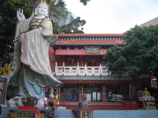 レパルスベイ(写真)は台風の傷跡が残っていて、コンクリの神像が風で飛ばされ海の中に落ちていました。