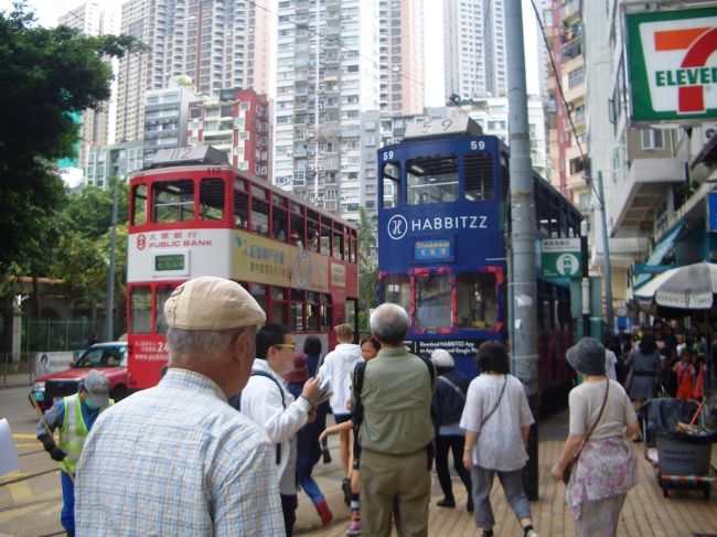 観光の途中、2階建て路面電車(写真)に乗りました。ゆっくり走ります。料金は2.60HK$(39\)。ゆっくりでも運賃が安いので利用されているようです。