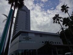 夜の海を眺めながら到着したのは、熱海後楽園ホテル。
東京ドームホテルができるまでは、巨人軍のイベントはここでやってたそうです。
これは、翌朝の写真です。