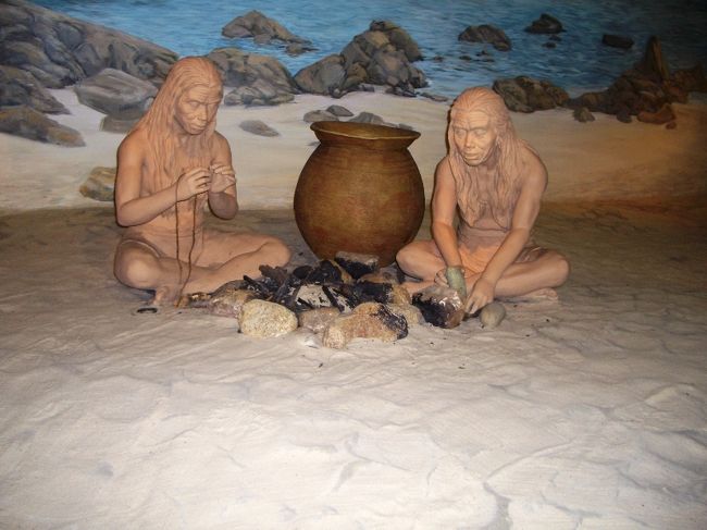 新石器時代(日本名：縄文時代)(写真)の展示スペースが広くとってありました。女人街(ノイヤンガイ)へも行く予定でしたが香港歴史博物館で予定より長い時間を使ってしまい、女人街を往復すると暗くなってしまうので、集合場所の近辺を散策しました。香港歴史博物館の一階に軽食コーナー(City Cafe)がありました。店員は障がい者の方々のように思われました。日本でも障がい者の方々が多く働いている店がありますが、雰囲気が良く似ていました。<br />香港歴史博物館の一階、入口左側(軽食コーナーの反対側)にミュージアムショップ(Passage)がありました。<br /><br />19:45集合して再びシンフォニー・オブ・ライツへ。今回は最初から最後まで、約9分、全部見ました。けれど、全部見る必要があったかというと？です。ただ、大変混んでいました。21時頃ホテルへ戻ってきました。