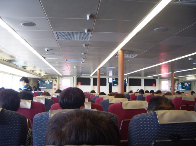 2018.10.21(日)<br />フェリー{ターボジェット(噴射飛航)}(写真)でマカオへ。スーツケースが大きい人は25HK$を払っていました。規定は60×30×20cm以上は25HK$ですが、若干オーバーしていても無料でした。<br />(10/24 マカオ-香港間の橋が開通したので、フェリーでマカオ-香港間を往復するのはこれが最後になるかもしれません。あるいは、通行料の関係で、今しばらくフェリーを使うかもしれません。)