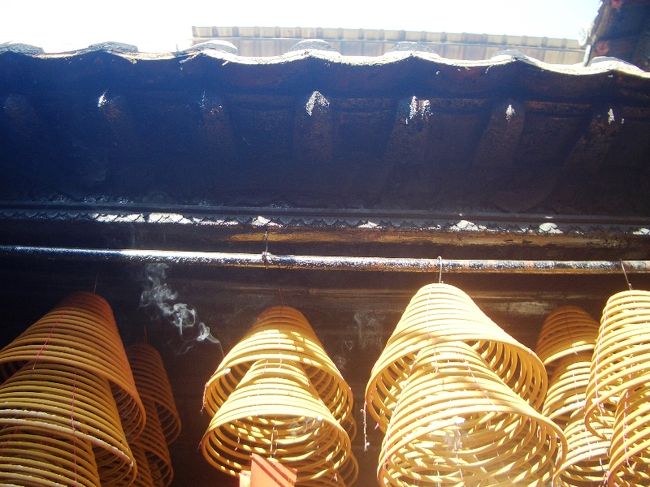 ホテルの周りは20階以上の高層ビル群ですが、数分のところにあるラウンドアバウトをくぐり抜けると静かな住宅街になります。運動場脇の道は車が通らないので、歩きやすいです。<br />タイパ・コロアン歴史博物館(Museu da História da Taipa e Coloane)は小さい博物館です。入場無料です。<br />近くの北帝廟(Templo de Pak Tai)は、長年焚かれた線香のタールで軒下が黒くなっていました(写真)。