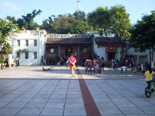 北帝廟の前が小さい広場になっていて、地元の人達の憩いの場になっていました(写真)。マカオの運転マナーは良いです。ポルトガルのように、歩道に立っていると車が止まってくれます。(日本は車優先。歩道に立っていても車が止まることはまれです。)<br />官也街を目指したのですが、結局辿り着けませんでした。