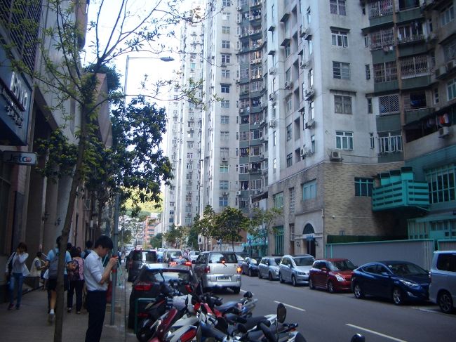 2018.10.22(月)<br />朝、ホテルの周りを歩いてみました。通学の子供たちが大勢、保護者(父母、祖父母)と思われる人に付き添われて歩いていました(写真)。マカオも12歳以下の子供は一人にしてはいけないのかな？<br /><br />9:45 ホテル発、香港経由帰国。マカオから香港へのフェリーは昨日(ターボジェット)と違う会社{コタイジェット(金光飛航)}でした。スーツケースは大きくても無料でした。スーツケースを置く場所も違います。コタイジェットは入り口付近、昨日のターボジェットは一番奥(船首)。乗船下船の邪魔にならない、盗難に会いにくい、という点では奥に置く方が良いと思います。船員のマナーはコタイジェットの方が良かったです。天候がまあまあ(曇りときどき晴れ)だからか、往復とも上下の揺れが少しあったものの、それほど揺れませんでした。ただ、船尾のトイレは座席よりは揺れて、少し気持ちが悪くなった人がいました。<br /><br />帰路は香港空港16:25発キャセイパシフィック542便です。13時頃、人手でチェックインできました。空港内で昼食。海老フライ定食130HK$(今回のレートは15\/HK$なので1,950\)、かつ丼120HK$(1,800\)。ご飯、揚げ物、共に納得できない味、歯ごたえ。空港内なのでやむを得ないのでしょうか？<br />当初表示されたゲートは2番。出国審査のすぐ近くなので、ゆっくりしていました。ところが2番ゲートへ行ったら50番へ変わったとのこと。急ぎ空港内電車で50番へ。気付かなかったら危ないところでした。<br /><br />羽田の入国審査は機械。出国時はスタンプを押されましたが、帰国スタンプはナシです。