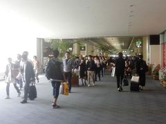 難なくチェックイン　ここでも修学旅行がいっぱい
この空港は　乗り降りが同じフロアなんで
混み混みです