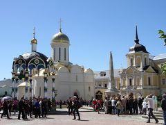 中央広場の様子。左から聖水の泉、トロイツキー聖堂、オベリスク、博物館・土産物店。