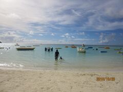 階段でそのままタモンビーチに行くことができます。