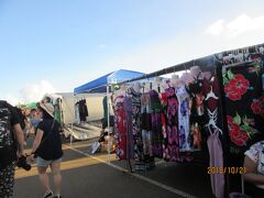 お寝坊親子（旦那・息子）は寝かせたまま朝市シャトルを当日購入して私1人でデデドの朝市へ。
赤いシャトルとHISはルートが逆なので要チェックです。
バスは閑散期だからか6：00発のはずが6：30まで出発せず、薄着だったので寒かったし、赤ちゃん連れの家族はおそらく朝ご飯抜きで参加してるのに空腹で辛いだろうな・・・と心配でした。