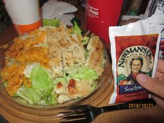 仕方なく？マクドナルドへ(^-^;
息子を喜ばせようとハッピーセットを買うことに。
これは私のサラダです。チキンの調理法(フライorベイク)とドレッシングがチョイスできます。
すごく大きくて美味しかったです♪