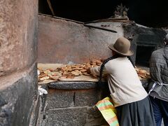 ピサック村の市場へ。
ちょうどパンが焼きあがったところでガイドさんが自分用に買った分からおすそ分けしてくれた。
ほんのり甘くておいしかった。