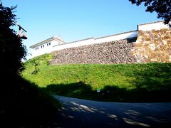 1602 富岡城の下の二の丸駐車場に車を入れる　歩いて登ることにする　石垣がいろいろある