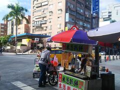 仕方がないので雙連朝市経由で台北駅へ

おっ!!葱餅屋さん発見
前回、いなくて食べられなかったから嬉しいーーー!!