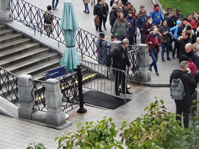 仕切りから左は扉は開いてますが傘が立っていて入れないようになっています。青い看板にはクロークルームと書いてあり左←で誘導しているだけです。