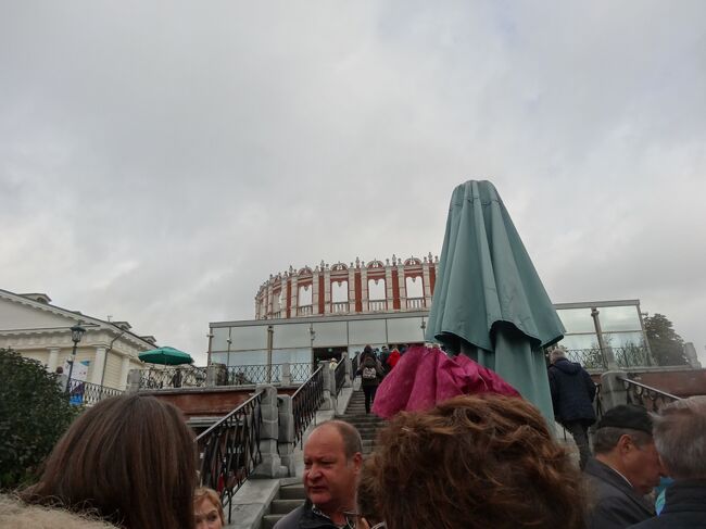 トロイツカヤ塔入口ずいぶん混んじゃった。武器庫の入口はどこやと前の方に見に行きました。