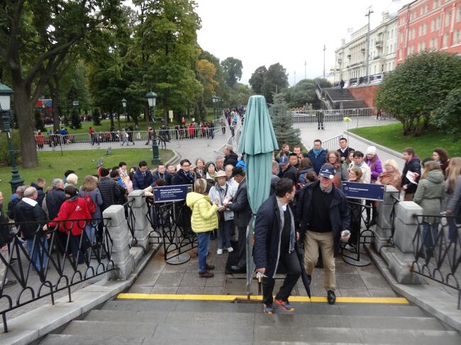 10:03　入口付近通りかかると集団が入って行ったので後に付いて行って武器庫チケット見せたら入れてくれました。黄色のジャンパーの所だけ開放してました。欧州では時間指定のチケットの場合、入口は別または優先の施設が多いはずですが無かった。チェックは傘左の帽子のおじさんのみ。