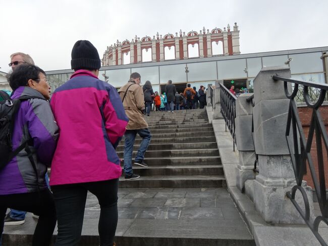 大きく遅れれば入れないので武器庫10時の人は入れてもらえるはずです、待ってることありません。1時間ぐらい遅れても大丈夫そうですが<br />