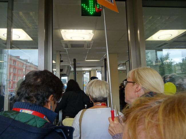 セキュリティチェック。白人中高年ツアーが割り込んできた