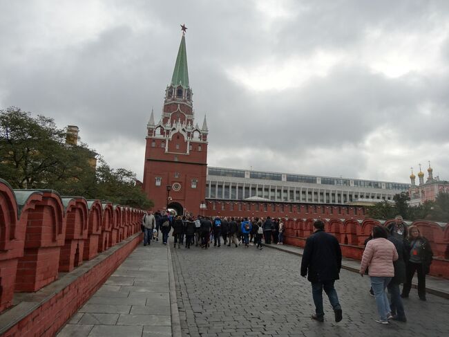 欧米はセキュリティチェックがあるのが難です<br />10:11　ようやく落ち着きました。トロイツカヤ塔です。見学は12時までの予定です。入場待ちしてたら危なかった