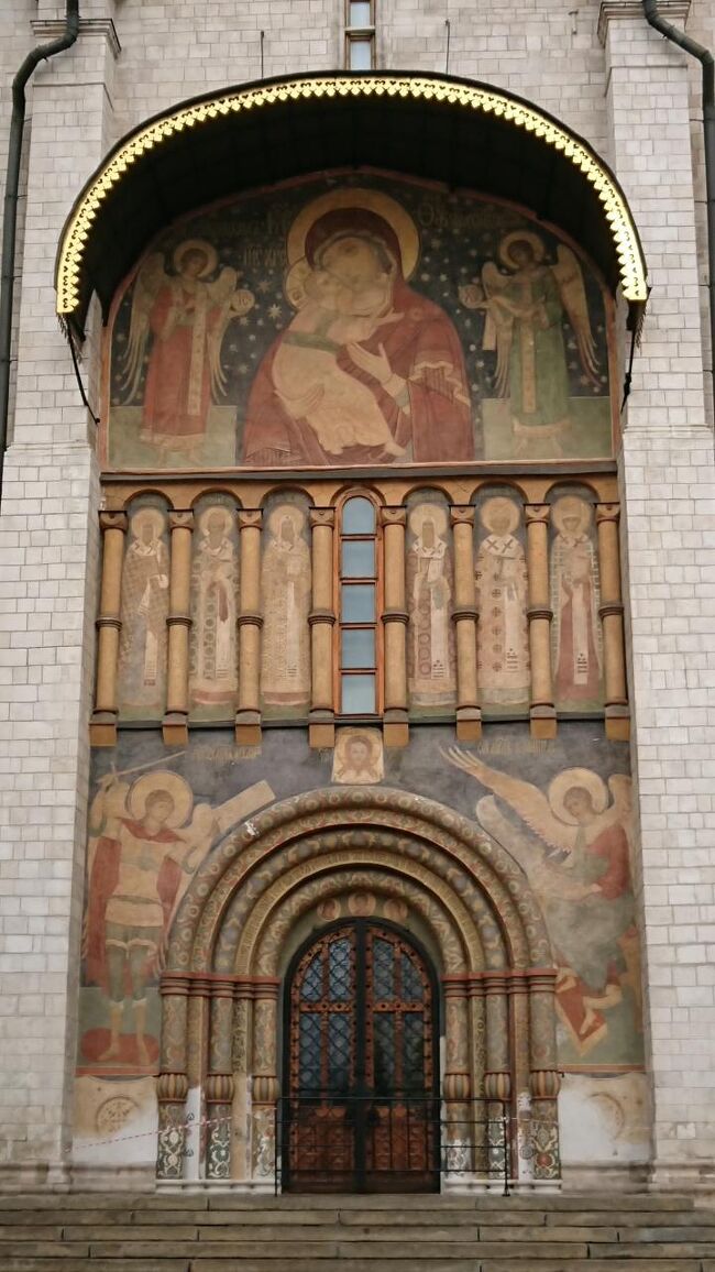 聖母子と天使のフレスコ画。ウスペンスキーてあちこちにあるのかな。クレムリンのＨＰにバーチャルツアーがあるので見たけど血の上の救世主教会に似てる。中には入ってません。観光用にして礼拝なんかに使われてることはないと思ってたのですが、ミサ等で閉鎖されることもあるようです。日付指定のチケット買った人はどうするんだろ<br />